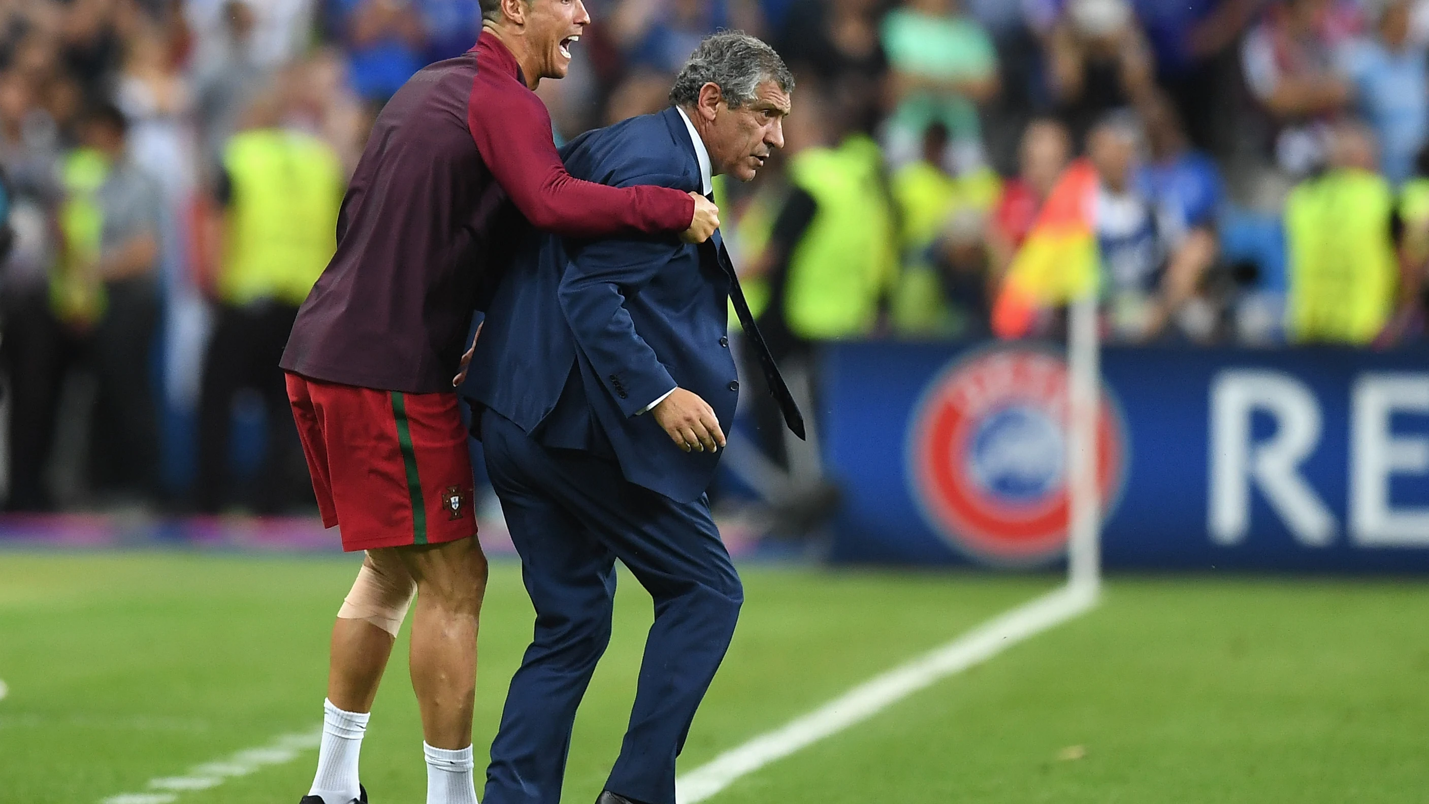 Cristiano Ronaldo, en la final de la Euro junto a Fernando Santos