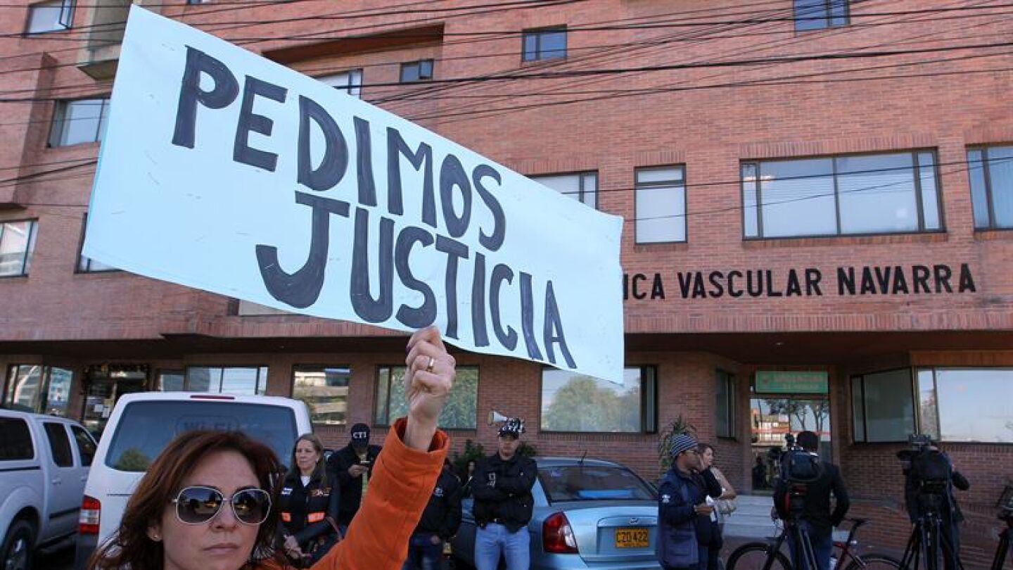 Un grupo de personas acude al juzgado para pedir justicia por el asesinato de Uribe