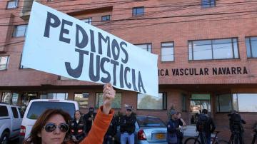 Un grupo de personas acude al juzgado para pedir justicia por el asesinato de Uribe