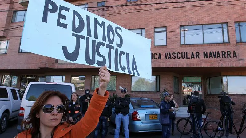 Un grupo de personas acude al juzgado para pedir justicia por el asesinato de Uribe