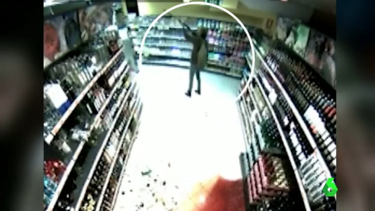 Frame 85.030192 de: Detienen a un hombre por irrumpir a tiros con una escopeta en un Mercadona de Ourense Frame 85.030192 de: Detienen a un hombre por irrumpir a tiros con una escopeta en un Mercadona de Ourense
