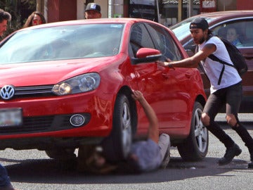 Atropellan brutalmente a un estudiante en una marcha contra el "gasolinazo" en México Atropellan brutalmente a un estudiante en una marcha contra el "gasolinazo" en México