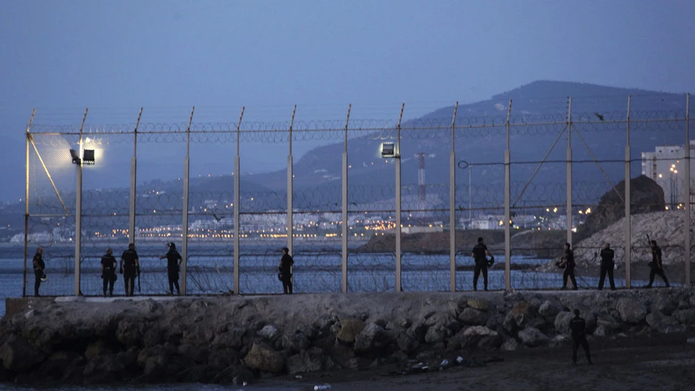Un grupo de agentes en una zona fronteriza de Ceuta Un grupo de agentes en una zona fronteriza de Ceuta