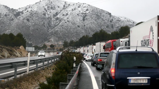 Las intensas nevadas han provocado cortes de tráfico en la autovía A-31 Las intensas nevadas han provocado cortes de tráfico en la autovía A-31