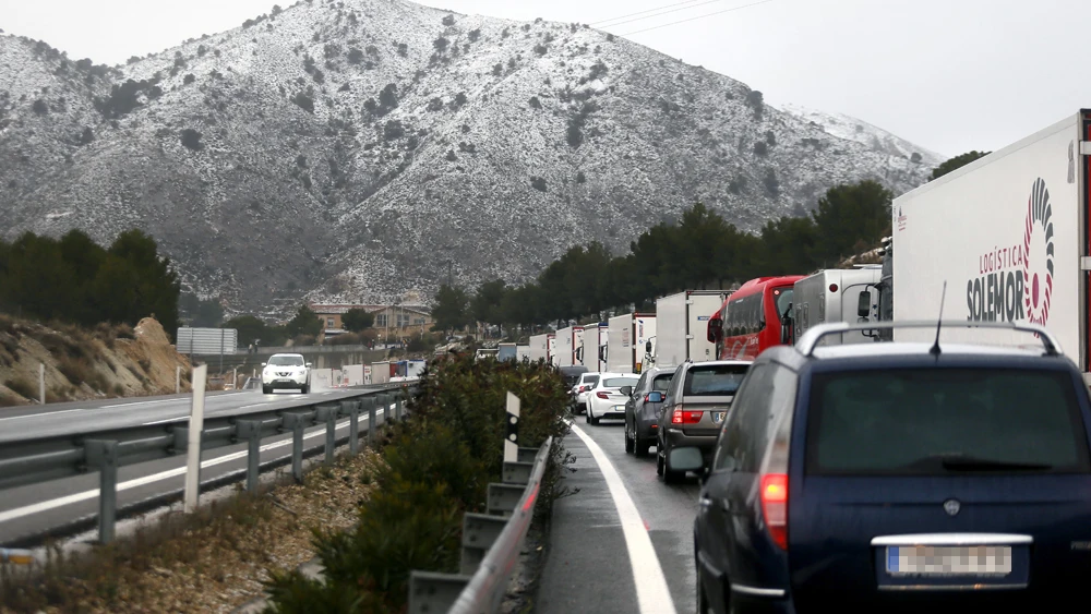 Las intensas nevadas han provocado cortes de tráfico en la autovía A-31