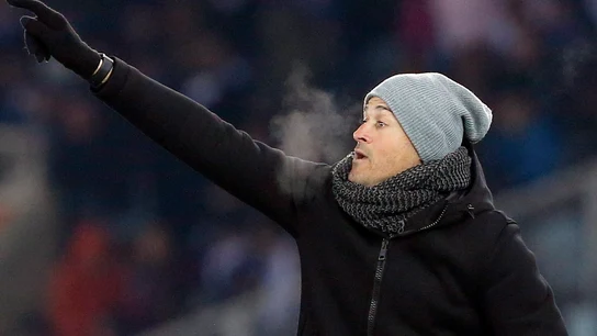 Luis Enrique da instrucciones desde la banda Luis Enrique da instrucciones desde la banda