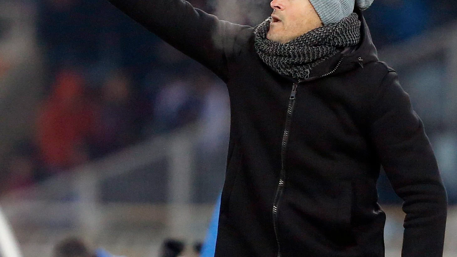 Luis Enrique da instrucciones desde la banda Luis Enrique da instrucciones desde la banda