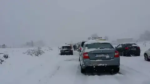 La nieve provoca el caos en las carreteras y líneas ferroviarias del este peninsular La nieve provoca el caos en las carreteras y líneas ferroviarias del este peninsular