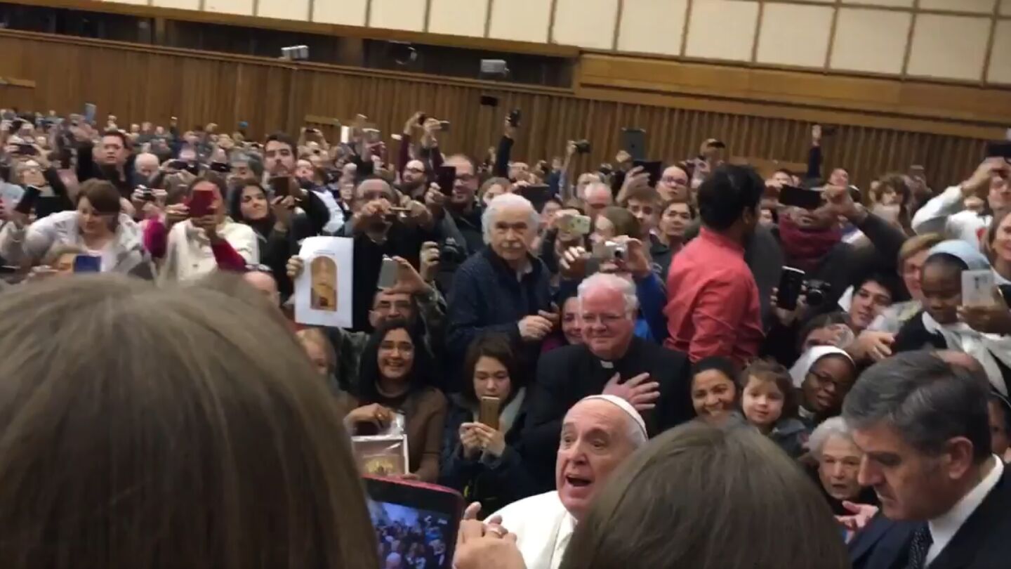 El Papa Francisco recibe una bufanda del Sevilla