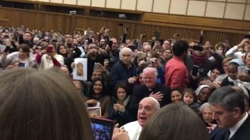 El Papa Francisco recibe una bufanda del Sevilla