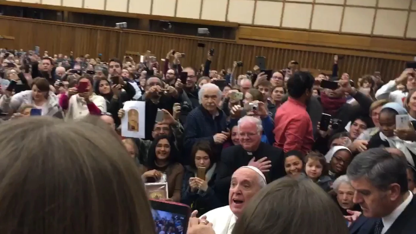 El Papa Francisco recibe una bufanda del Sevilla