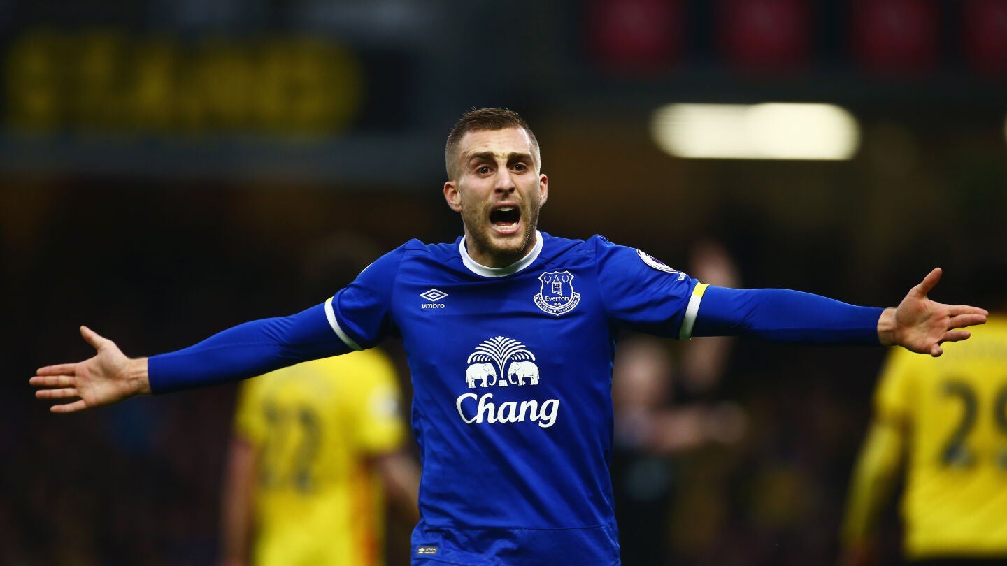 Gerard Deulofeu protesta una acci&oacute;n en un partido con el Everton