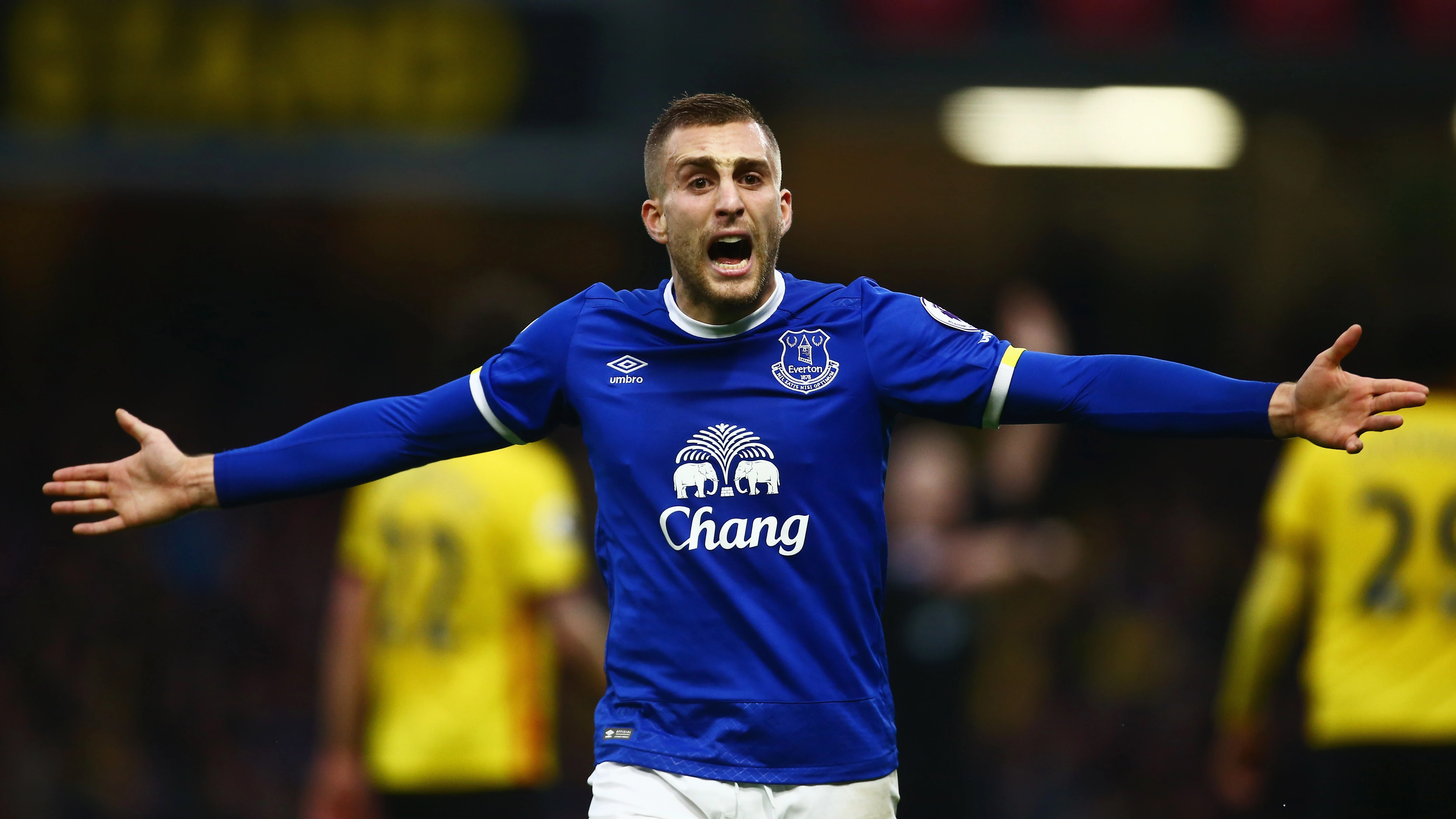 Gerard Deulofeu protesta una acción en un partido con el Everton