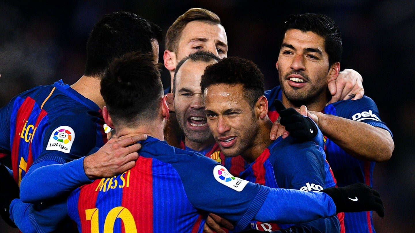 Neymar celebra su gol junto a sus compa&ntilde;eros