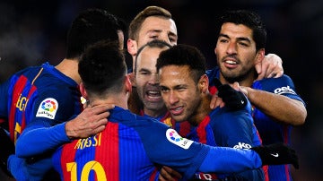 Neymar celebra su gol junto a sus compañeros