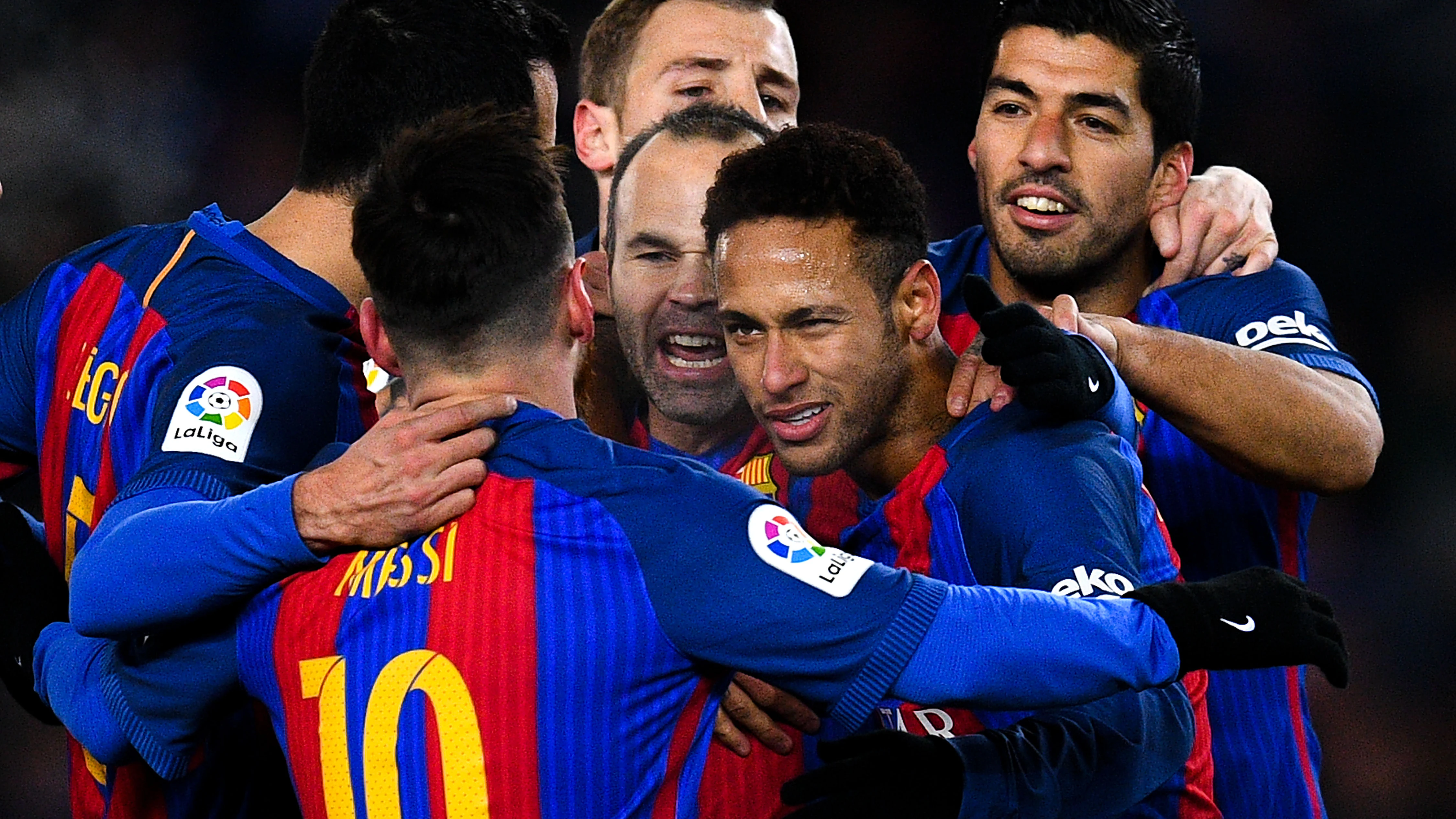 Neymar celebra su gol junto a sus compañeros