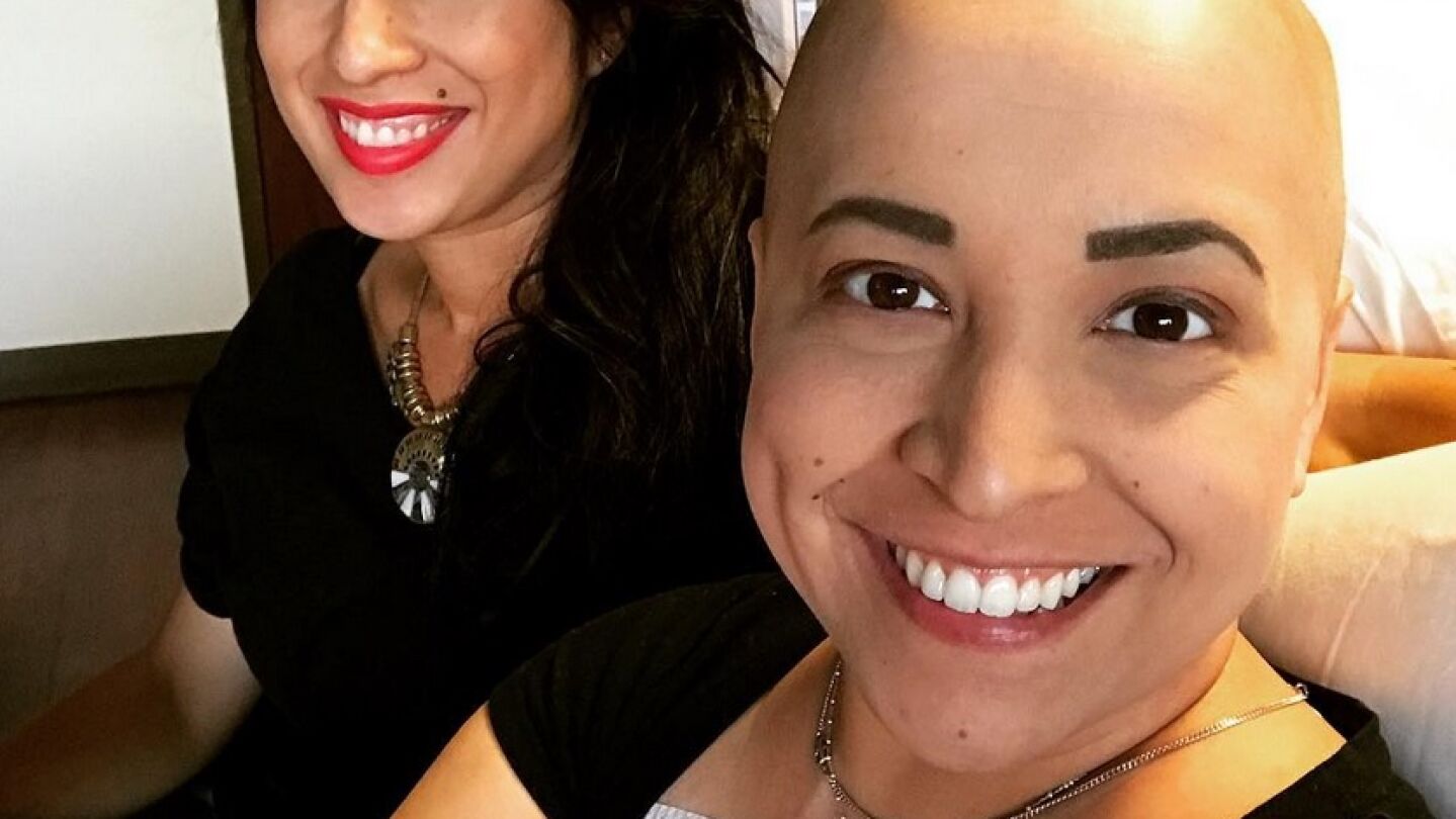Ana Alecia Ayala junto a una amiga
