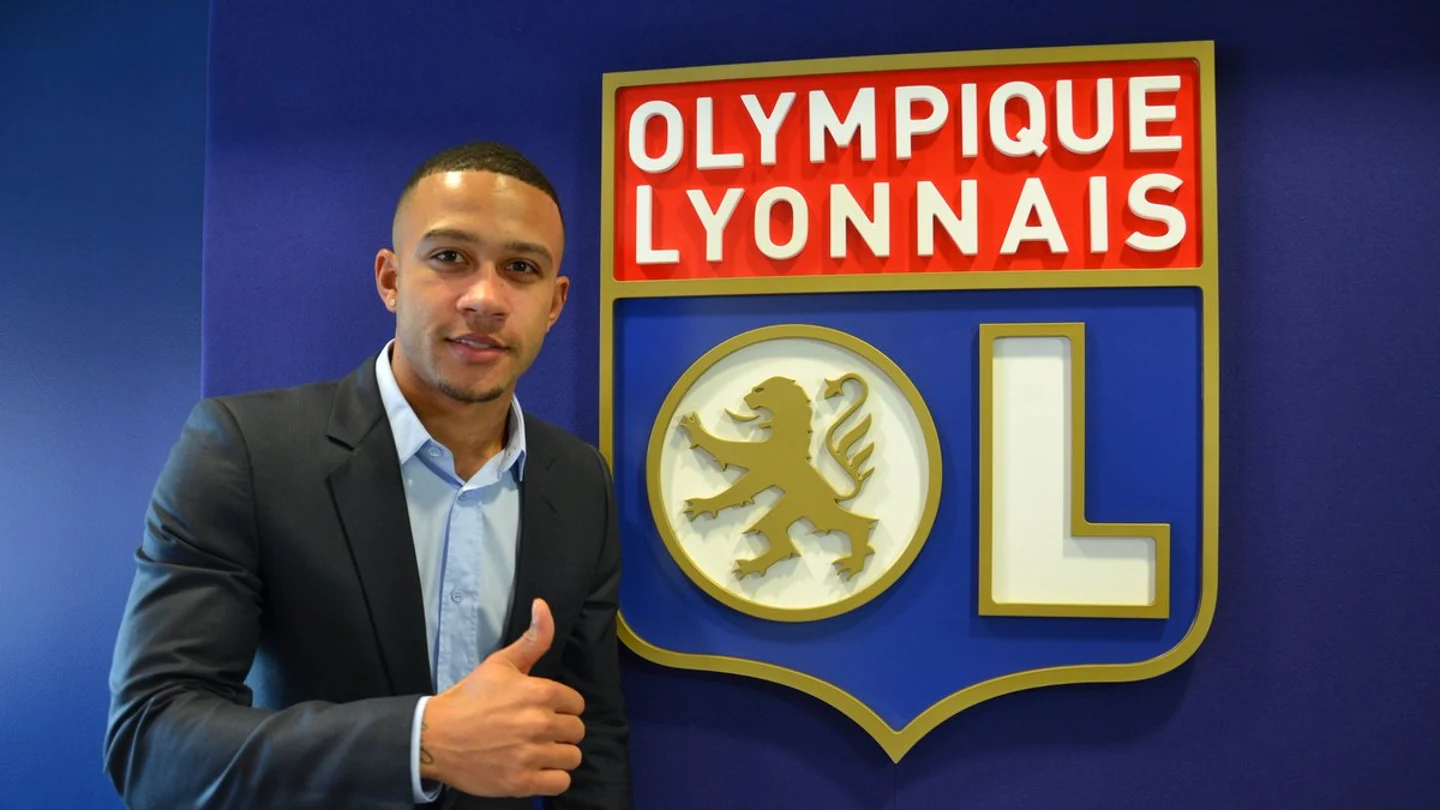 Memphis Depay posa con el escudo del Olympique de Lyon Memphis Depay posa con el escudo del Olympique de Lyon