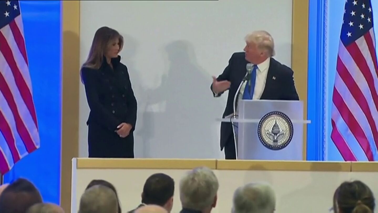 Frame 7.414383 de: Pol&eacute;mica por el mal gesto con el que Donald Trump 'obliga' a Melania a hablar en p&uacute;blico