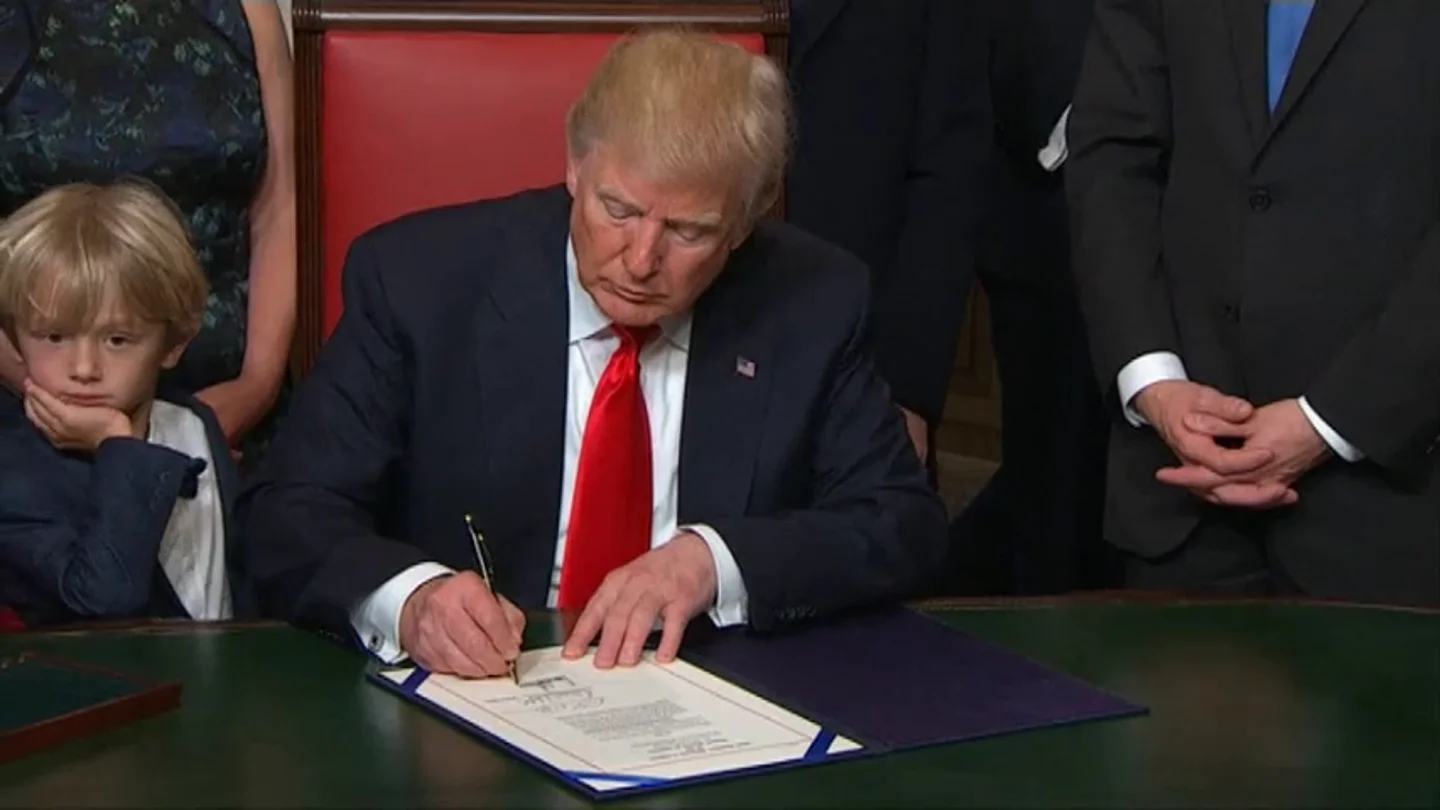 Frame 50.47846 de: Donald Trump firma sus primeras órdenes ejecutivas y proclama el Día del Patriotismo Frame 50.47846 de: Donald Trump firma sus primeras órdenes ejecutivas y proclama el Día del Patriotismo