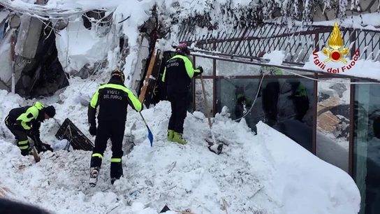 Equipos de rescate en el hotel sepultado bajo la nieve en Italia Equipos de rescate en el hotel sepultado bajo la nieve