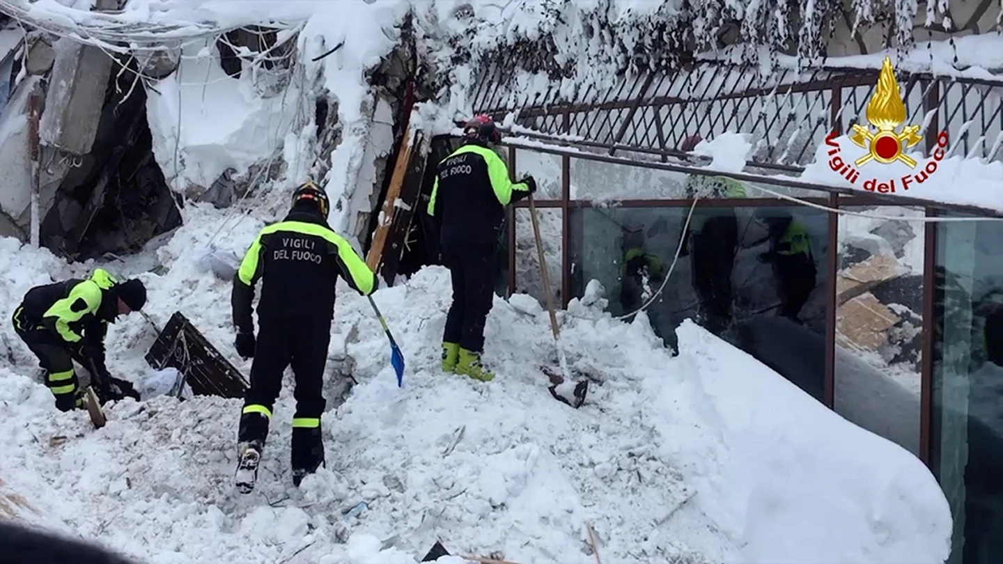 Equipos de rescate en el hotel sepultado bajo la nieve en Italia Equipos de rescate en el hotel sepultado bajo la nieve