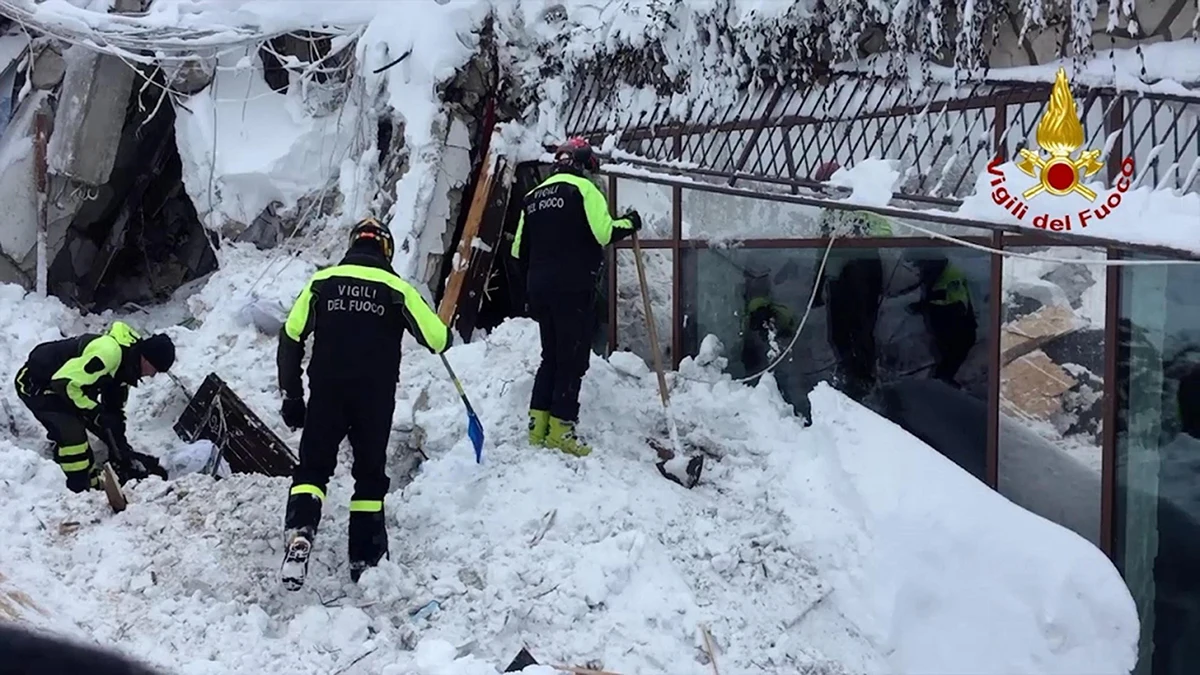 Equipos de rescate en el hotel sepultado bajo la nieve