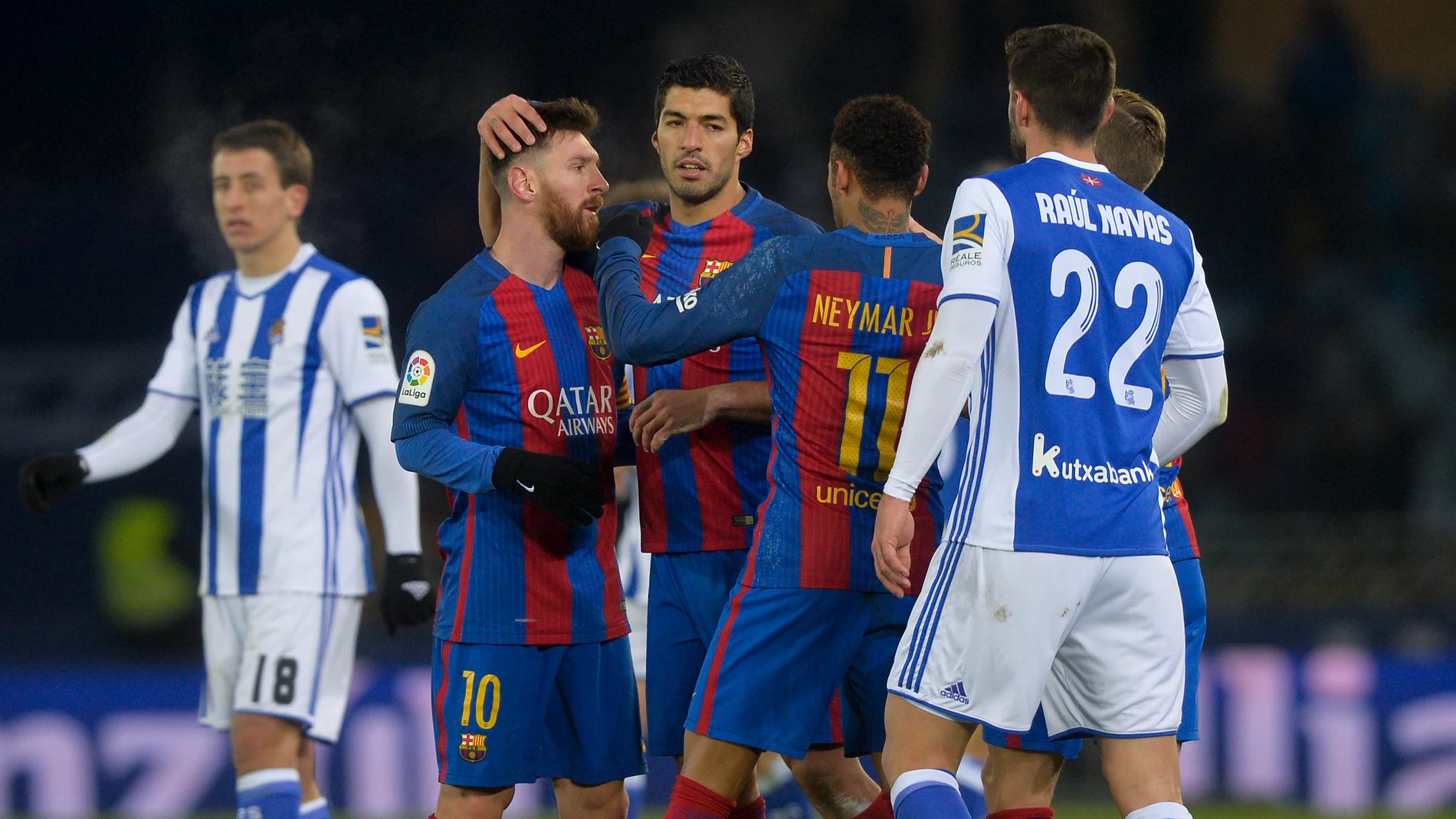 Los jugadores del Barcelona celebran el gol de Neymar contra la Real Sociedad