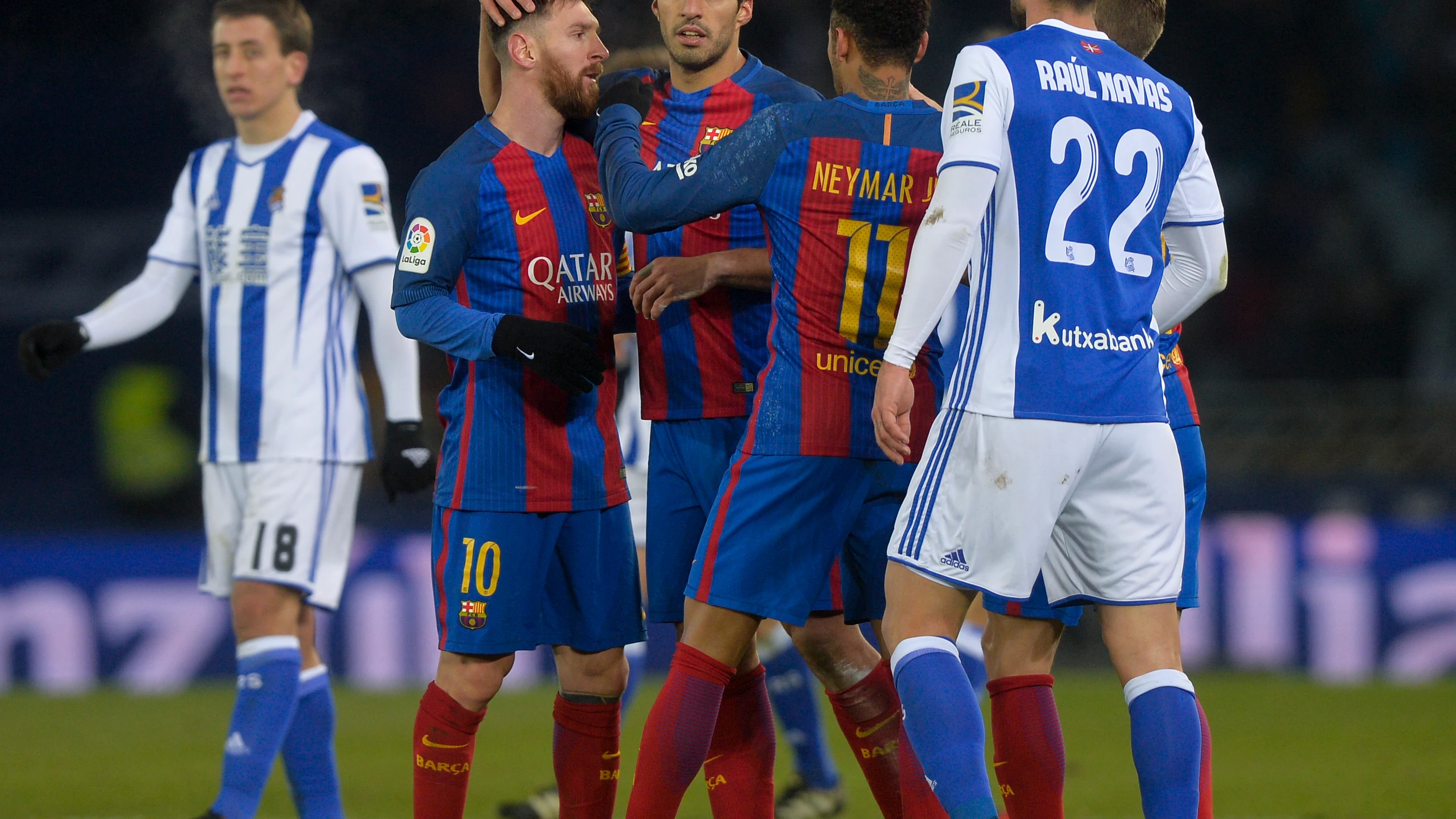 Los jugadores del Barcelona celebran el gol de Neymar contra la Real Sociedad