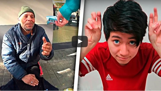 Reset, en el vídeo donde da de comer a un sintecho Reset, en el vídeo donde da de comer a un sintecho