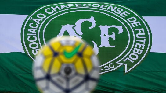 La bandera del Chapecoense, tras un bal&oacute;n