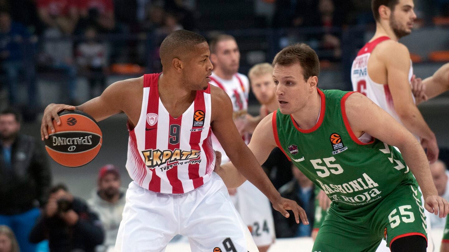 Rafa Luz defendiendo frente a canasta