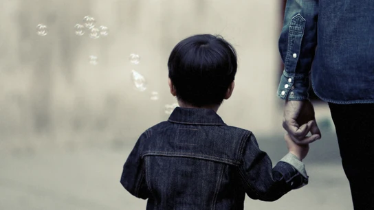 Niño pequeño de la mano  Niño, de la mano de su madre