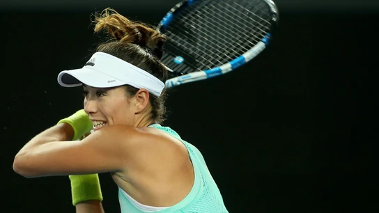 Garbiñe Muguruza golpea de revés una bola Garbiñe Muguruza golpea de revés una bola