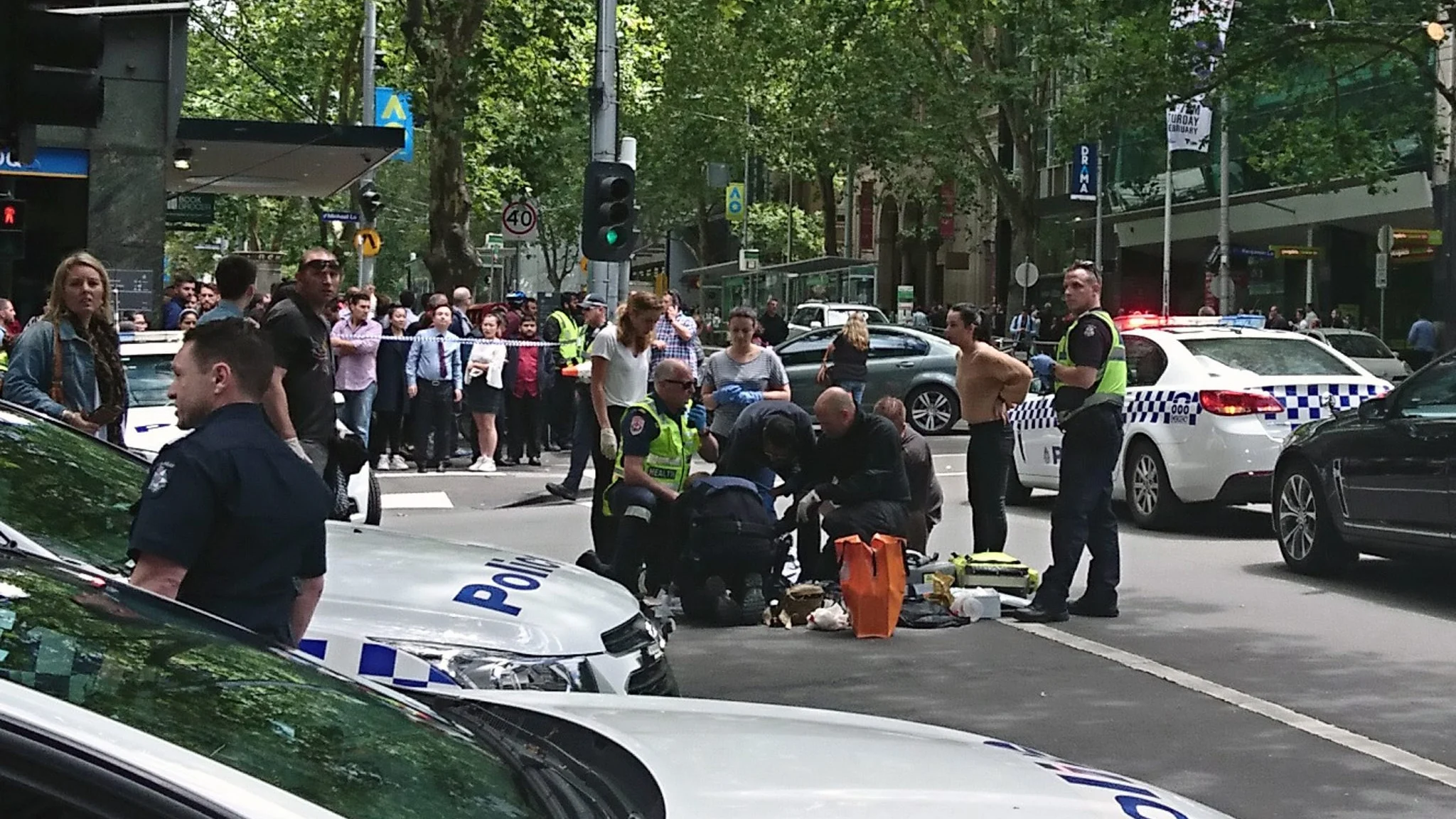 La Policía y servicios de emergencias en el lugar del atropello masivo en Melbourne