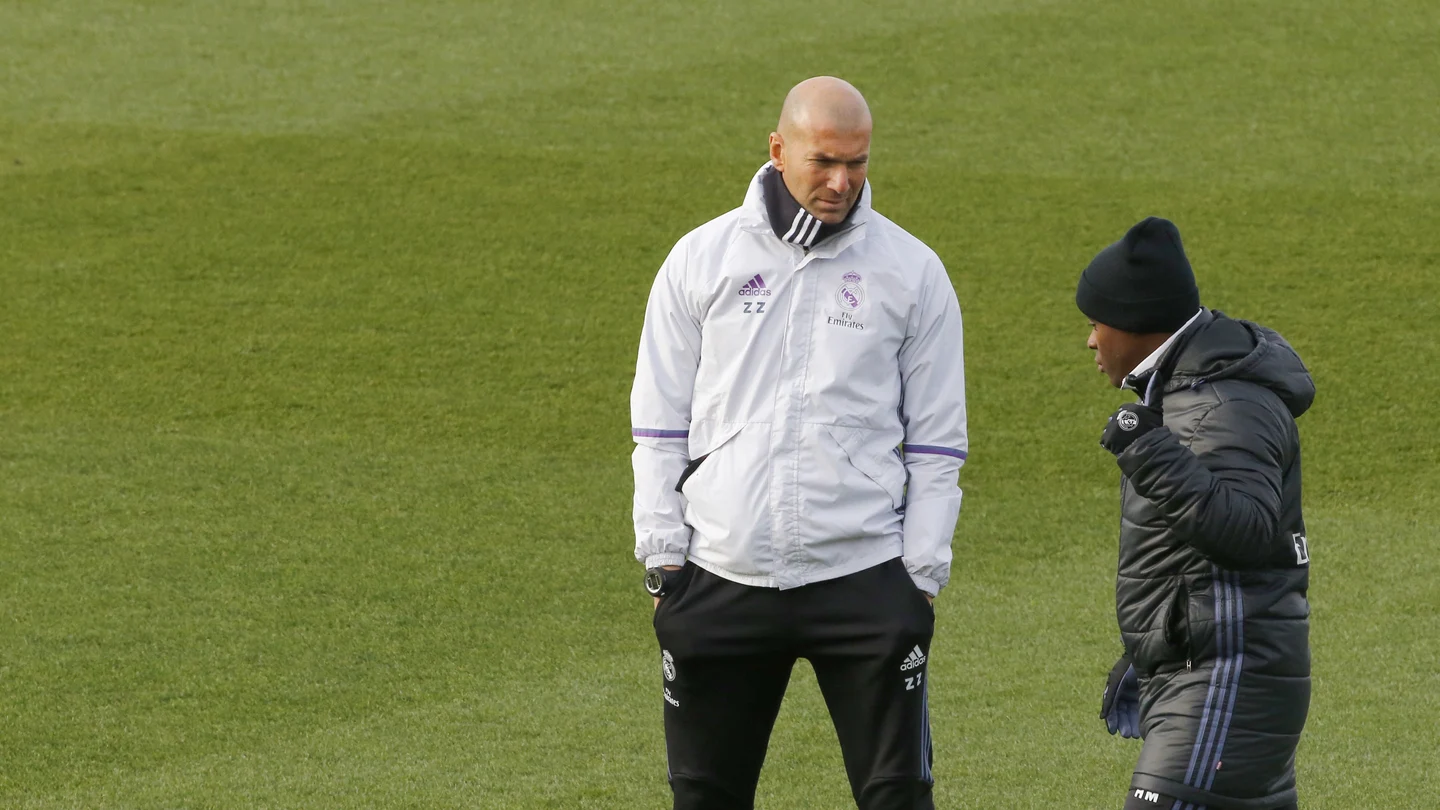 Zinedine Zidane, durante el entrenamiento del Real Madrid Zinedine Zidane, durante el entrenamiento del Real Madrid