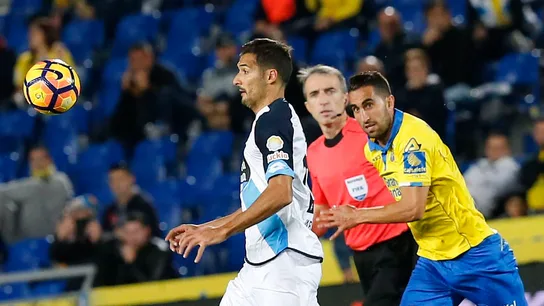 Montoro pelea un balón con Borges Montoro pelea un balón con Borges