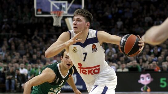 Luka Doncic entrando a canasta