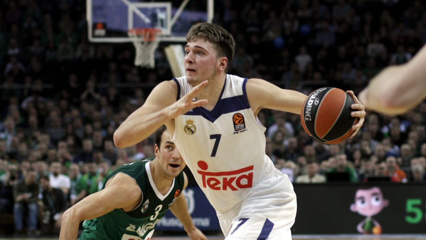 Luka Doncic entrando a canasta