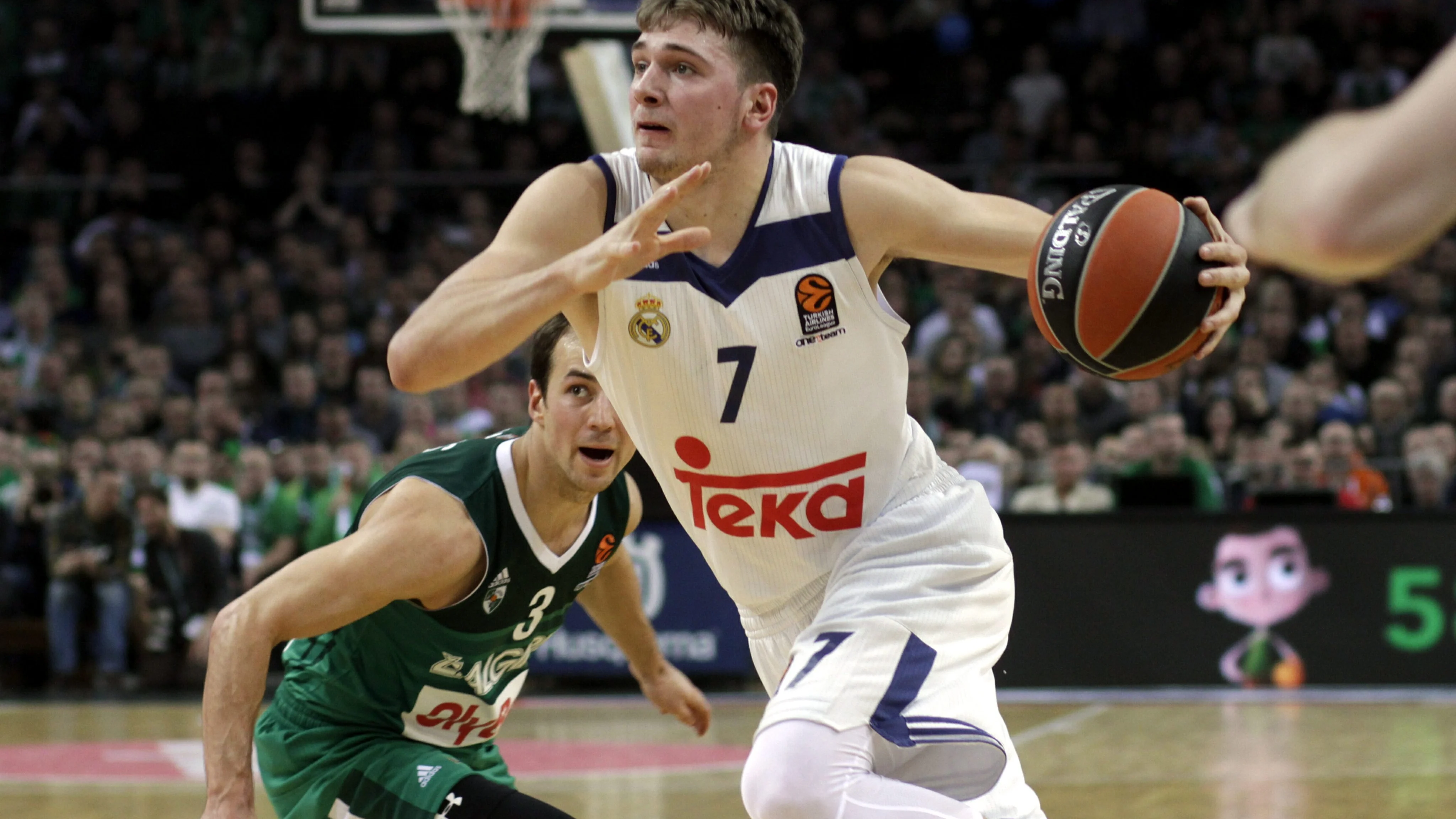 Luka Doncic entrando a canasta