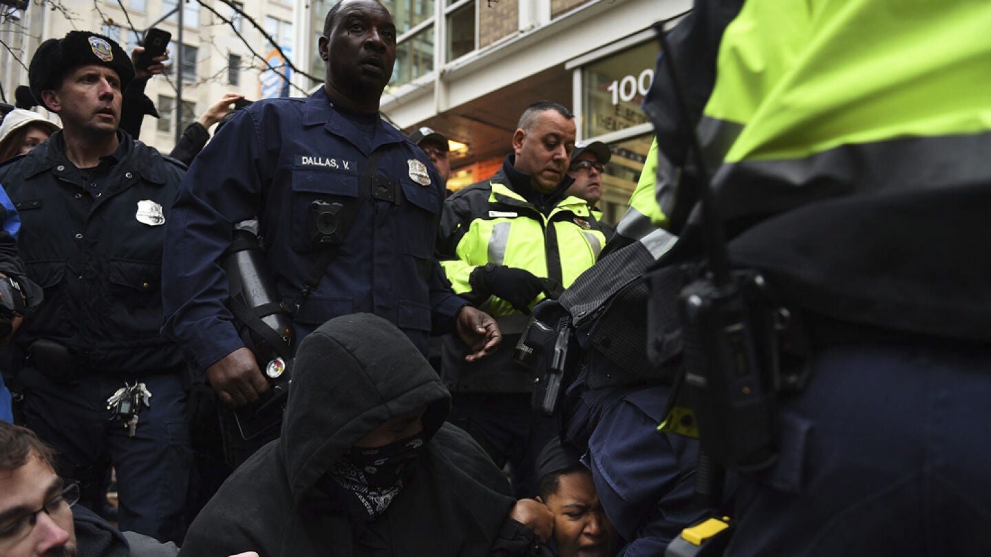 La Polic&iacute;a carga contra manifestantes antiTrump