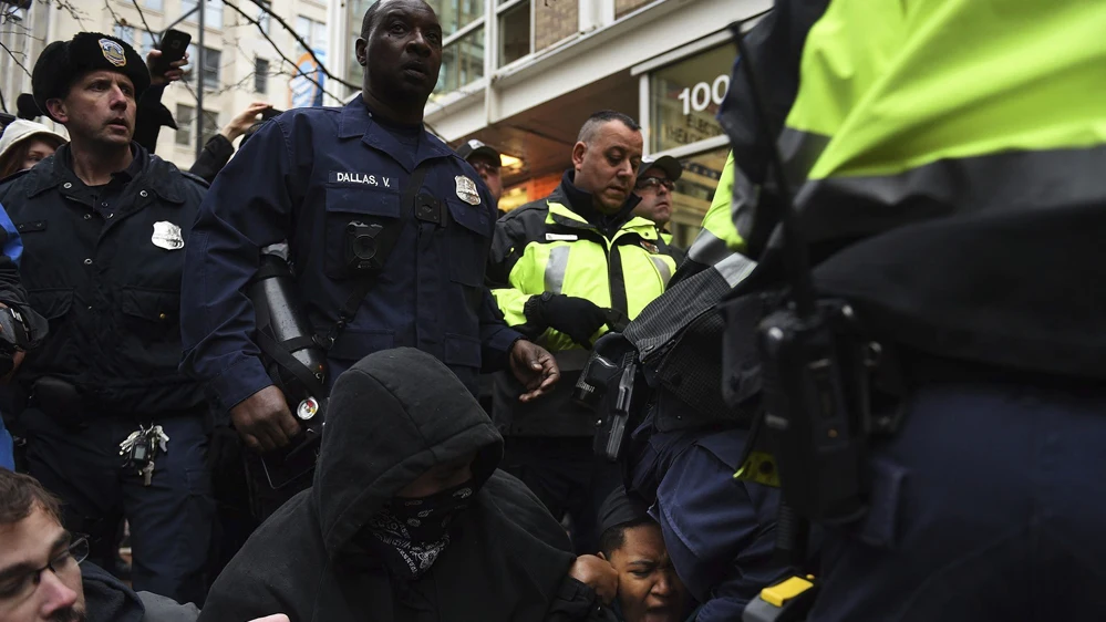 La Policía carga contra manifestantes antiTrump