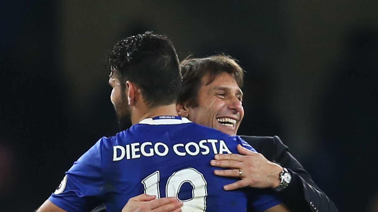 Diego Costa y Antonio Conte se abrazan despu&eacute;s de un partido del Chelsea