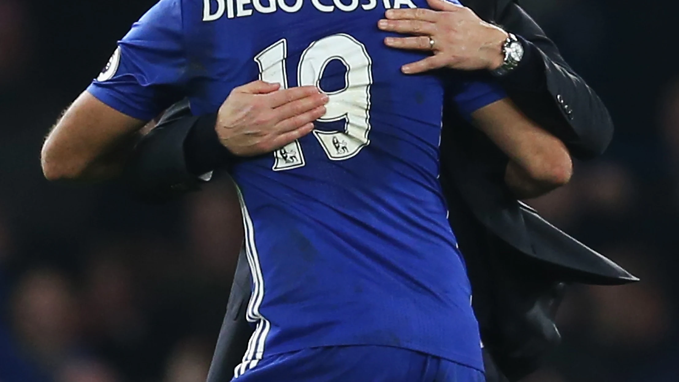 Diego Costa y Antonio Conte se abrazan después de un partido del Chelsea