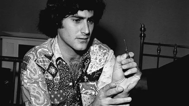 Uri Geller trata de doblar una llave con la mente