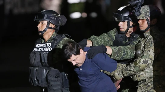 El Chapo Guzmán junto a dos militares El Chapo Guzmán junto a dos militares