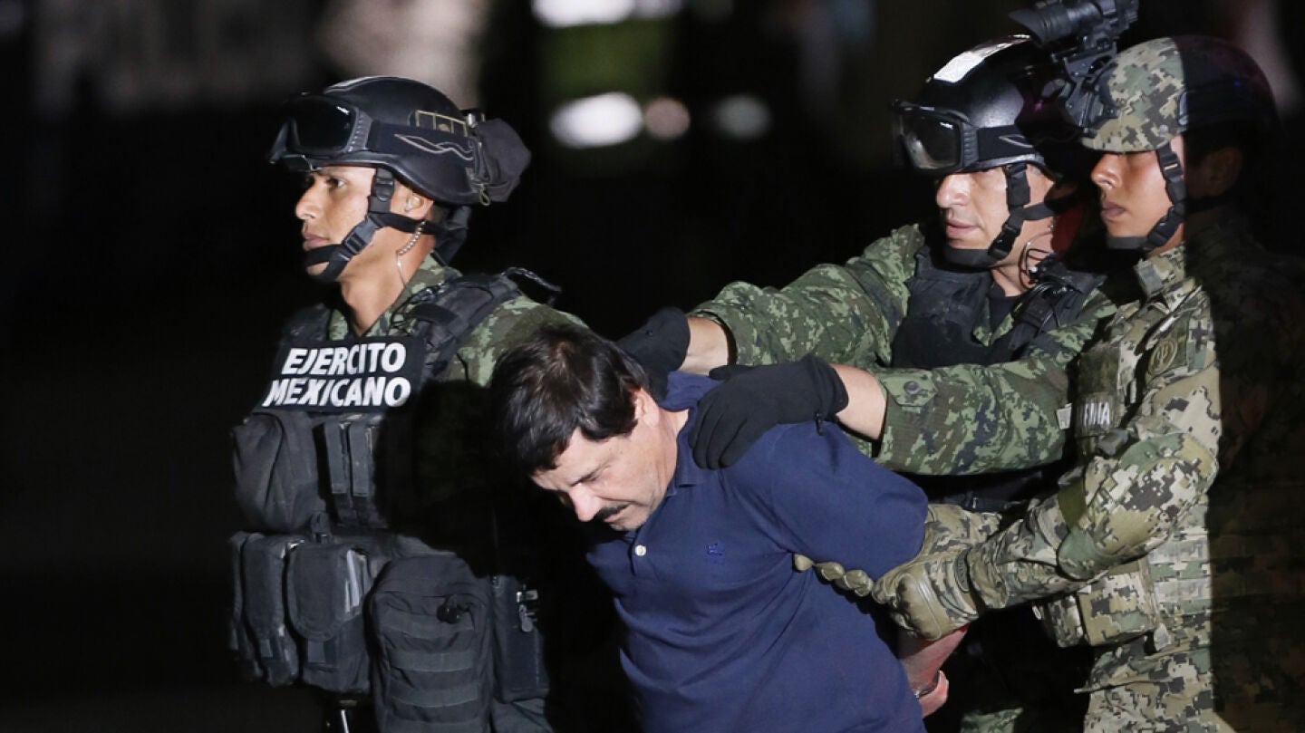 El Chapo Guzm&aacute;n junto a dos militares