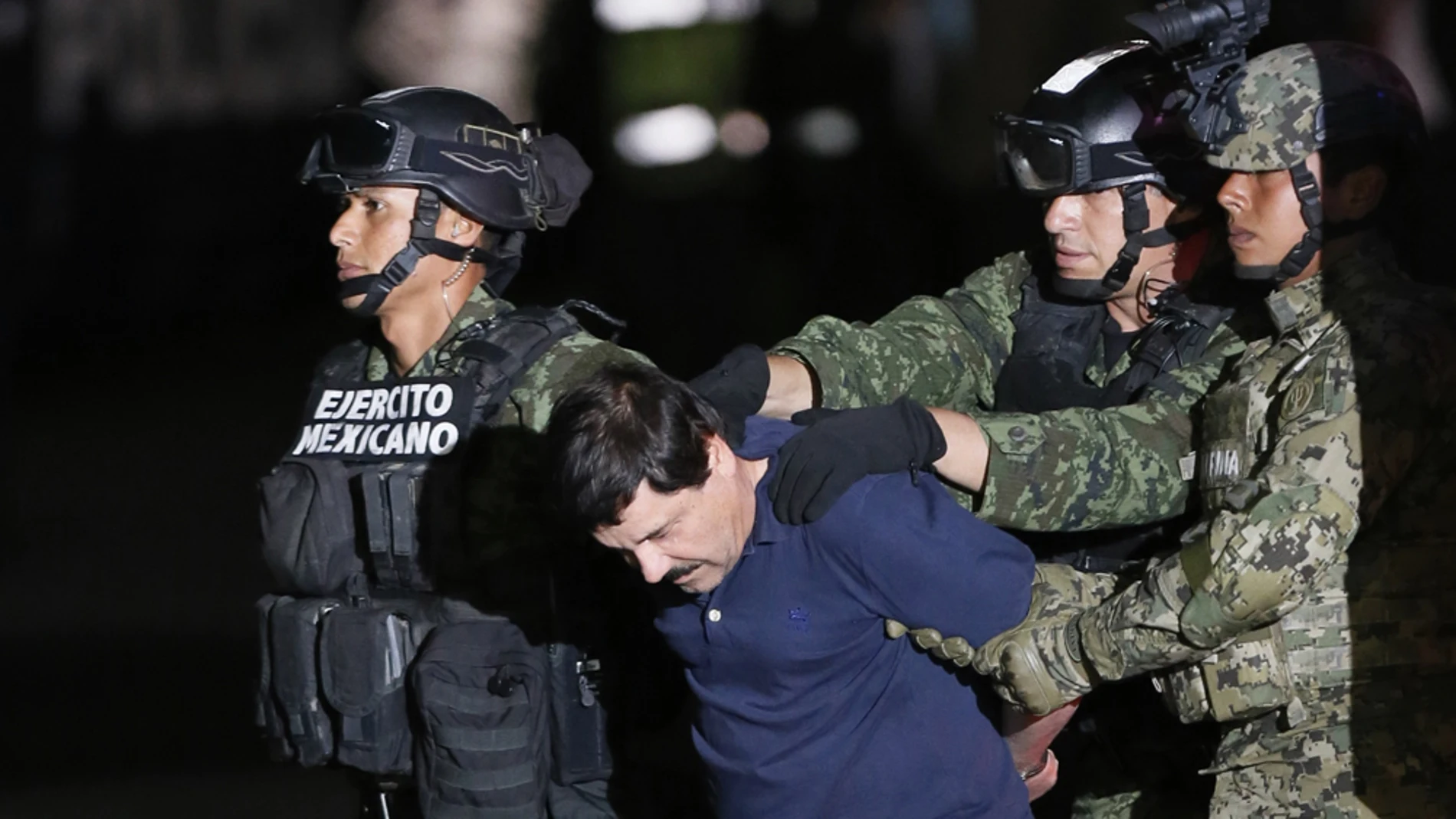 El Chapo Guzmán junto a dos militares