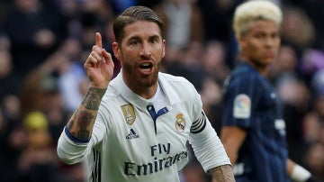 Sergio Ramos celebra uno de sus goles durante el Real Madrid - Málaga