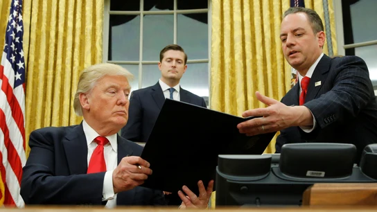 Trump firmando en la Casa Blanca Trump firmando en la Casa Blanca